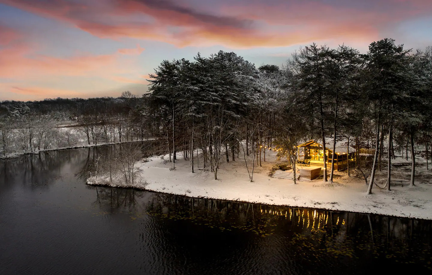 mini maison en bois au bord de l'eau