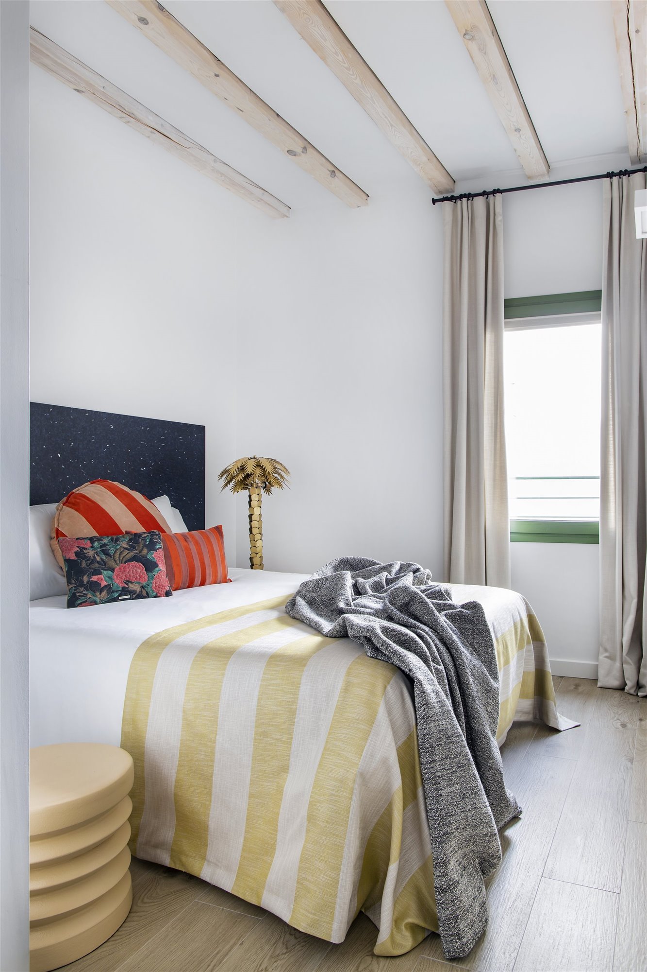 chambre avec poutres décoration design et colorée