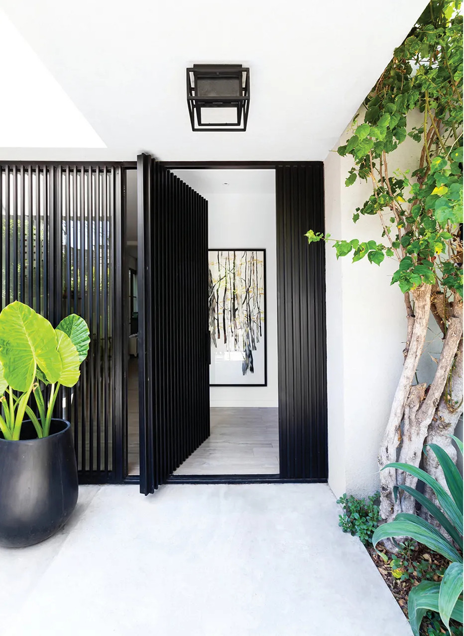 entrée avec porte noire