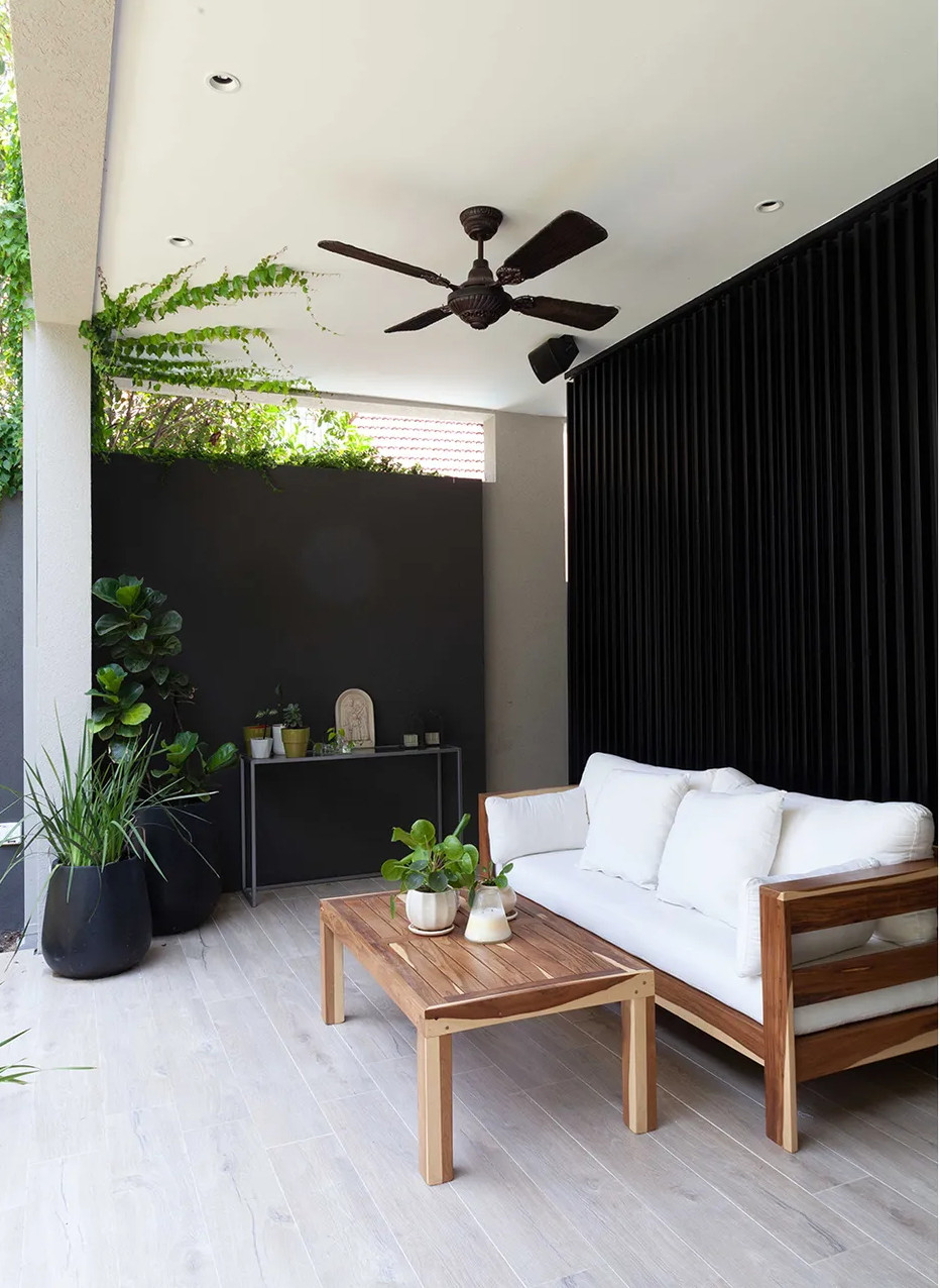 terrasse aménagée mur noir