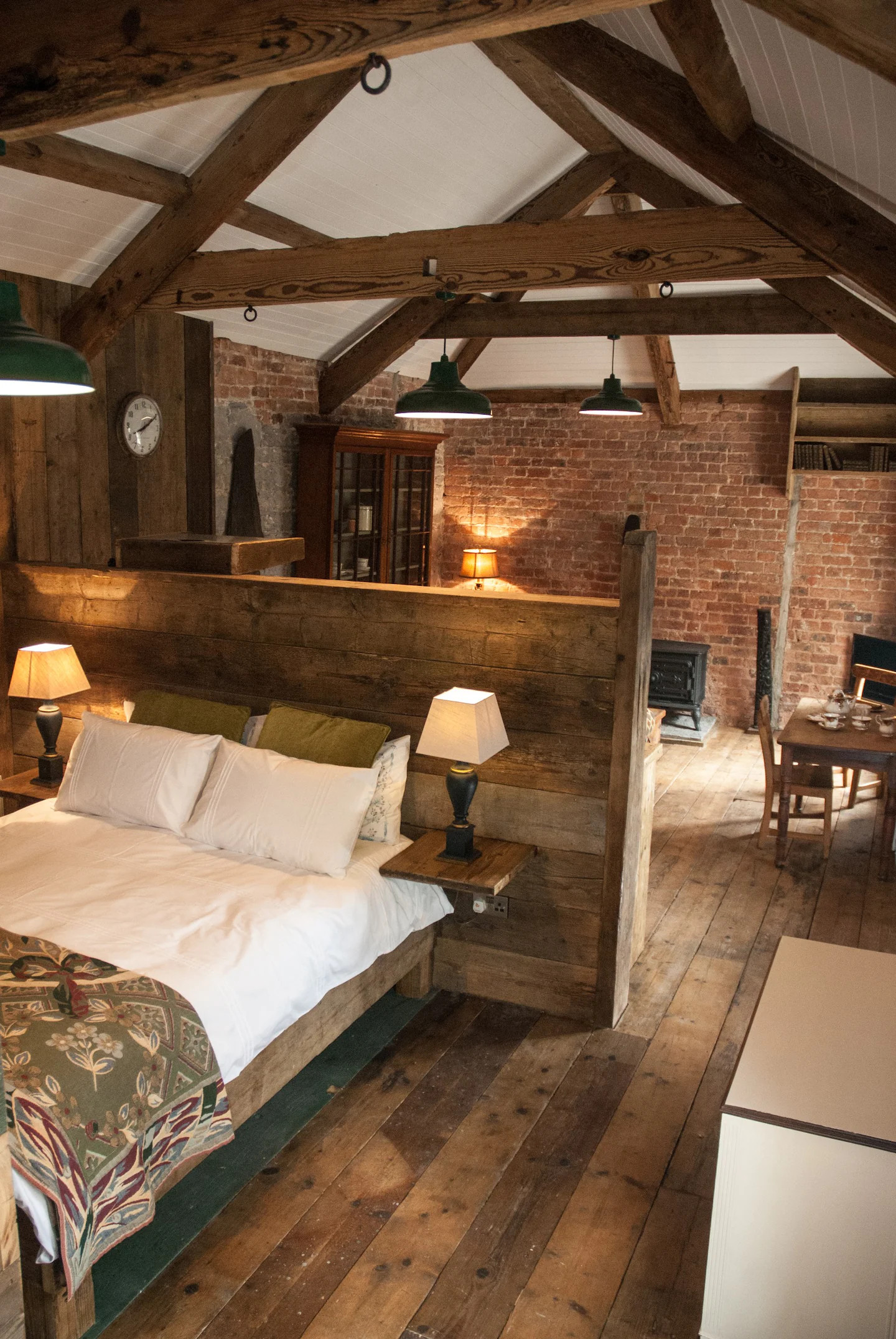 espace chambre maison loft avec poutres