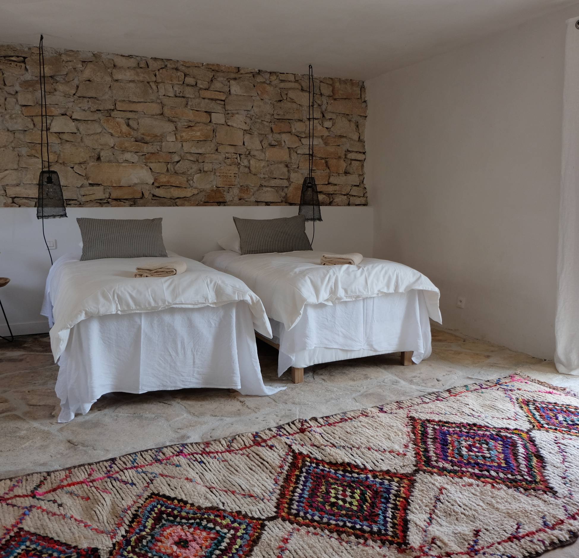 chambre double La Maison Papillons maison en pierres rénovée