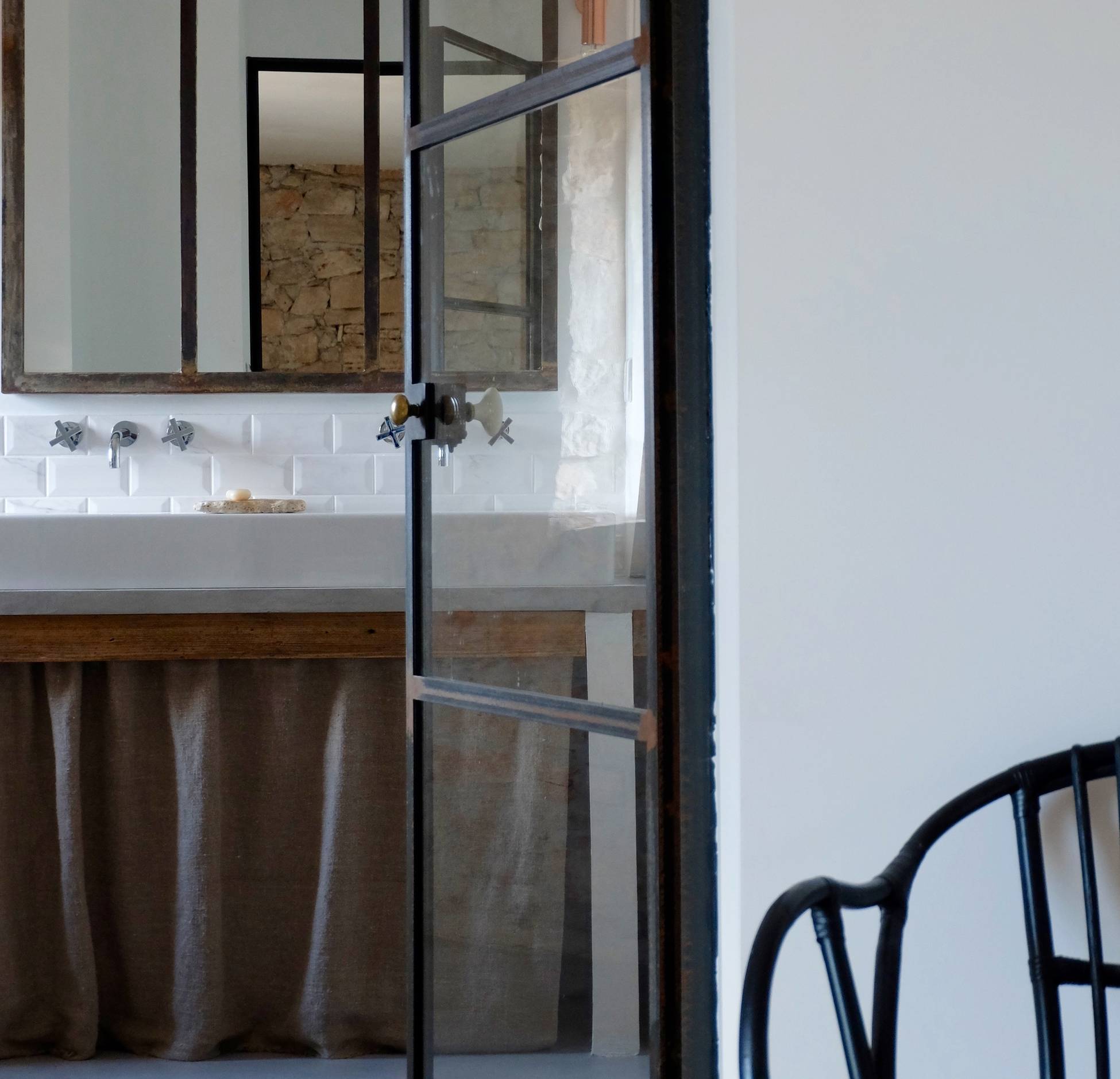 salle de bain avec porte verrière