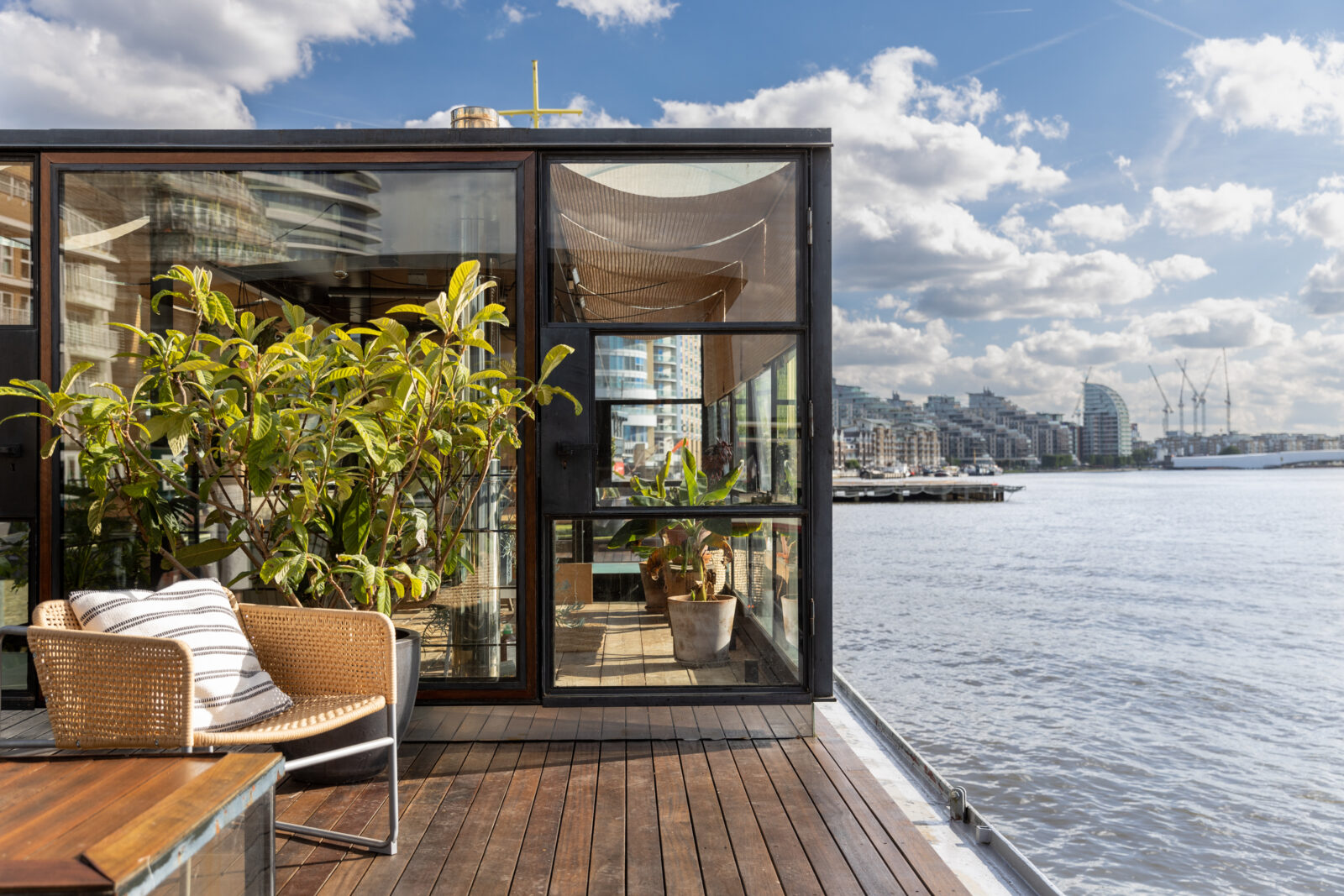 jardin d'hiver maison contemporaine sur l'eau
