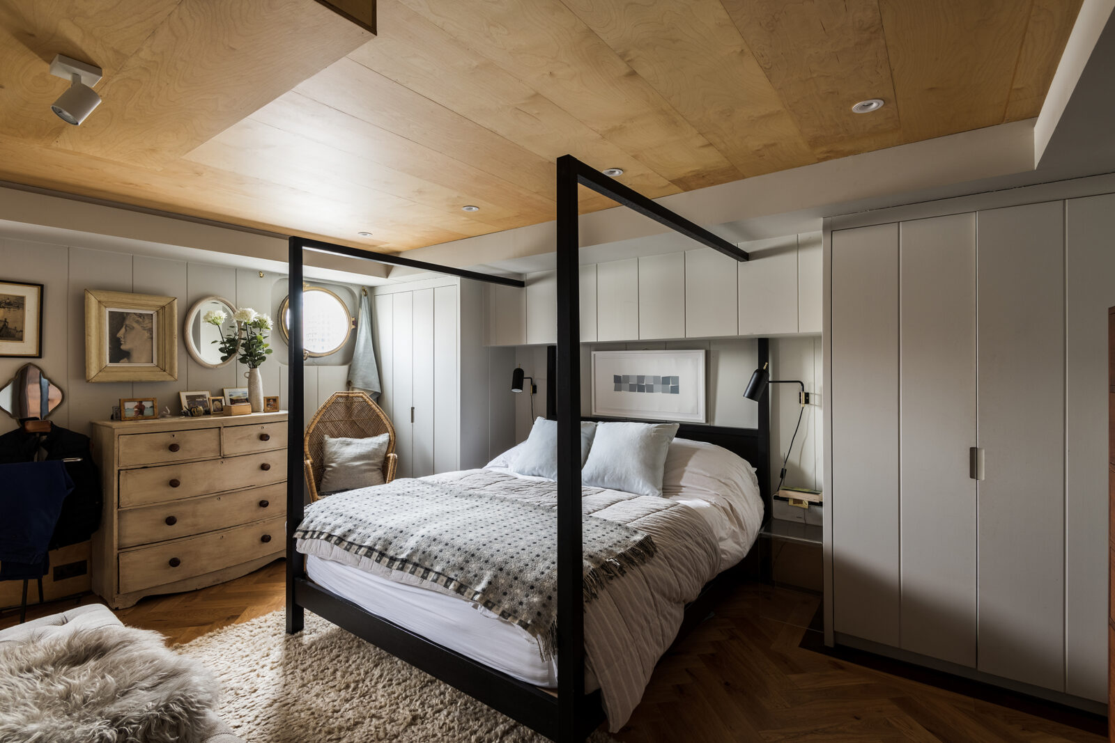 chambre avec lit baldaquin 