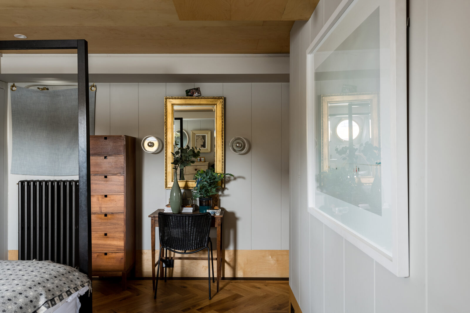 chambre avec espace bureau