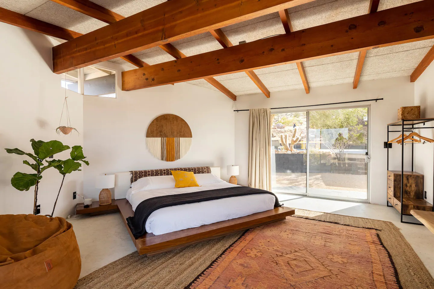chambre avec poutres décoration moderne