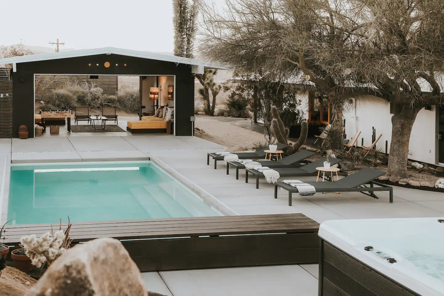 jardin avec pool house maison Joshua Tree