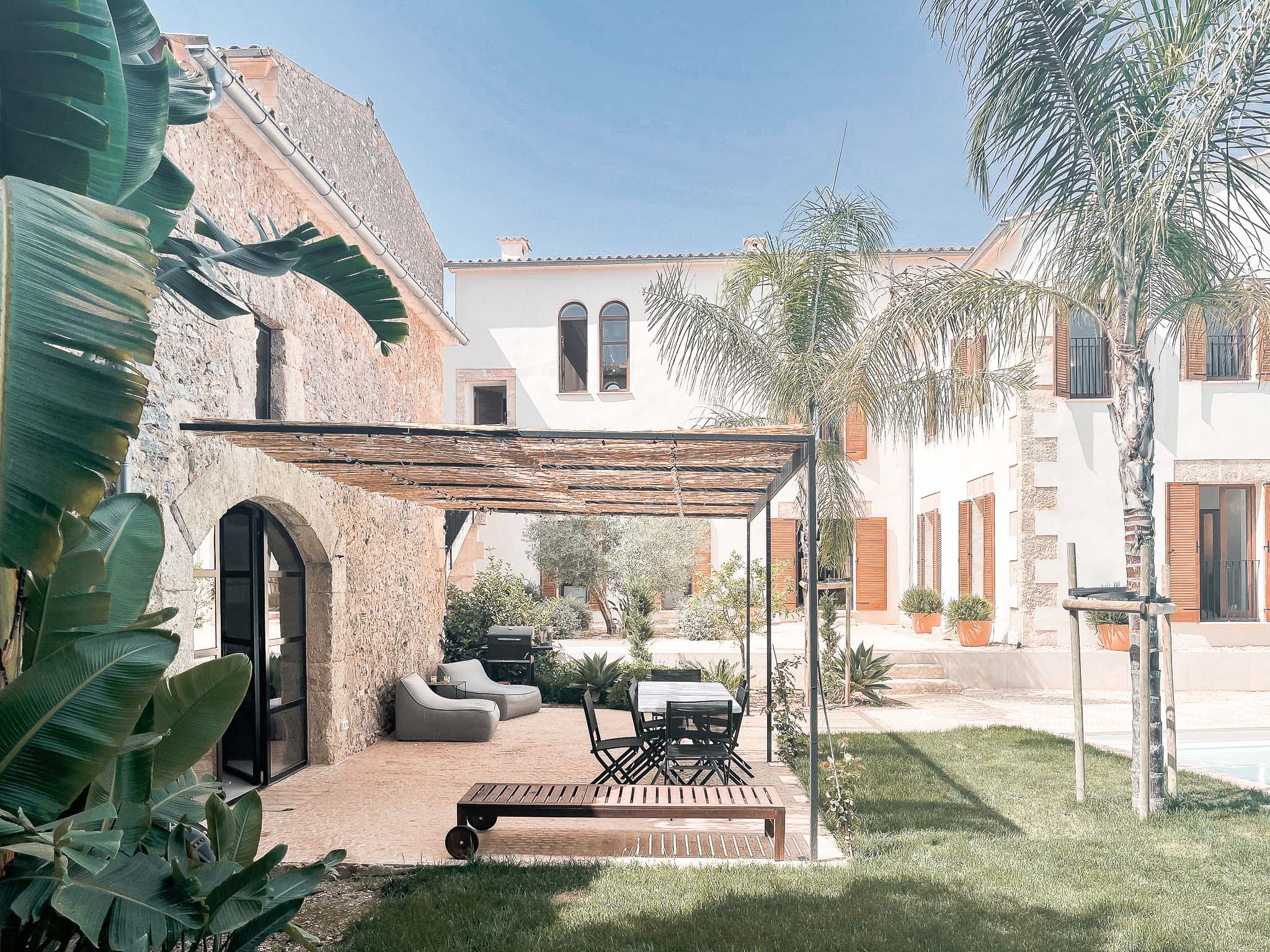 terrasse avec pergola métal maison en pierres terrasse avec pergola métal maison en pierres