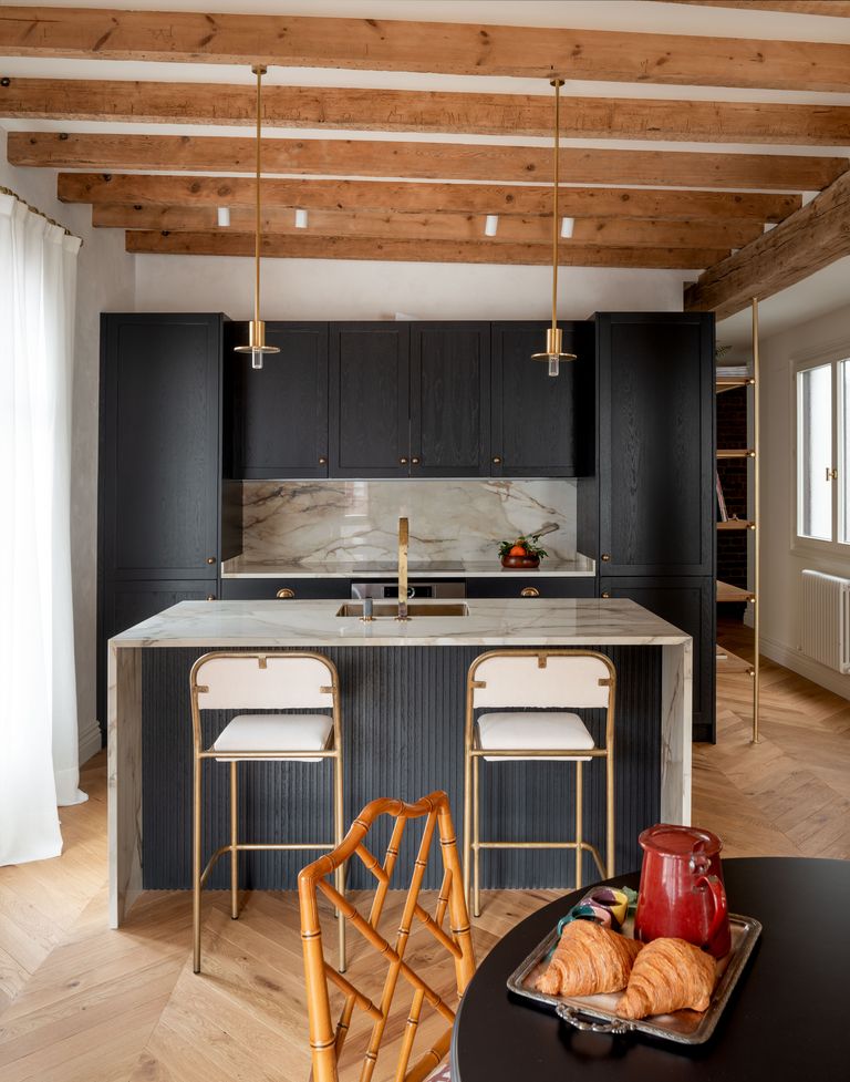 cuisine contemporaine avec poutres appartement rénové