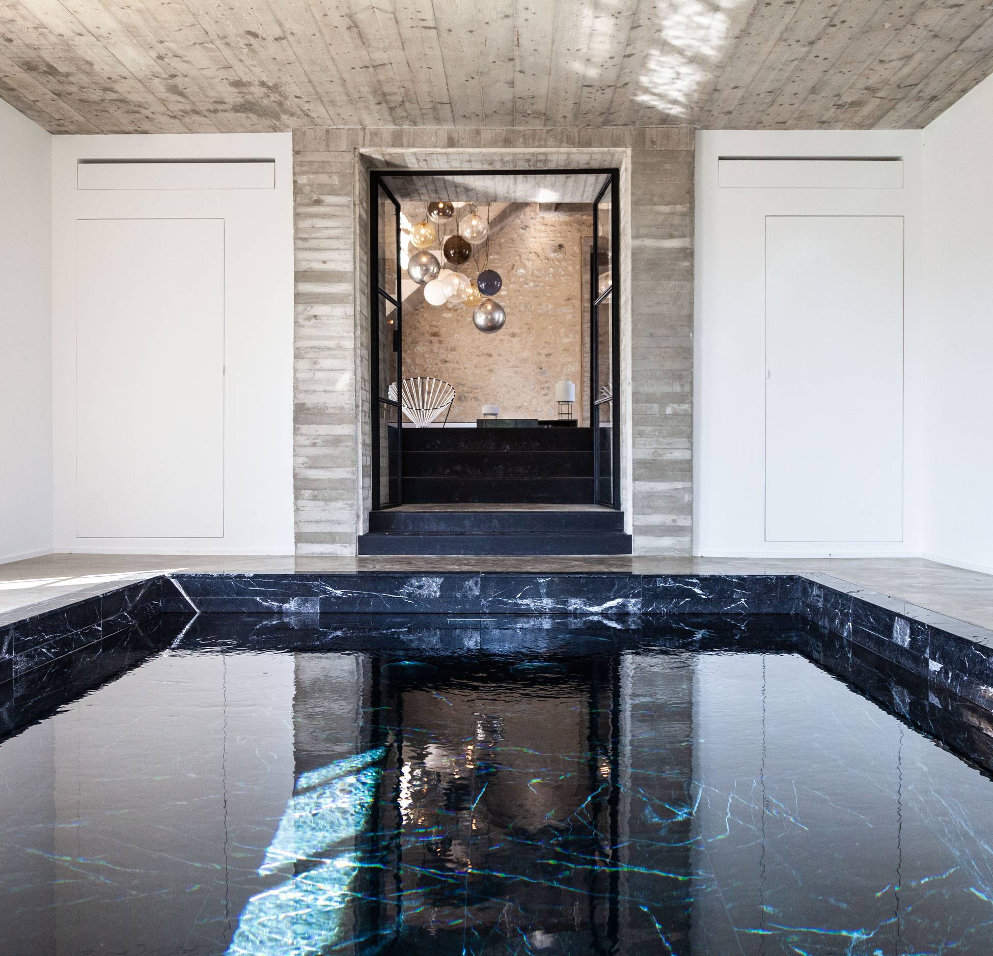 piscine intérieur marbre noir maison Ceronne piscine intérieur marbre noir maison Ceronne