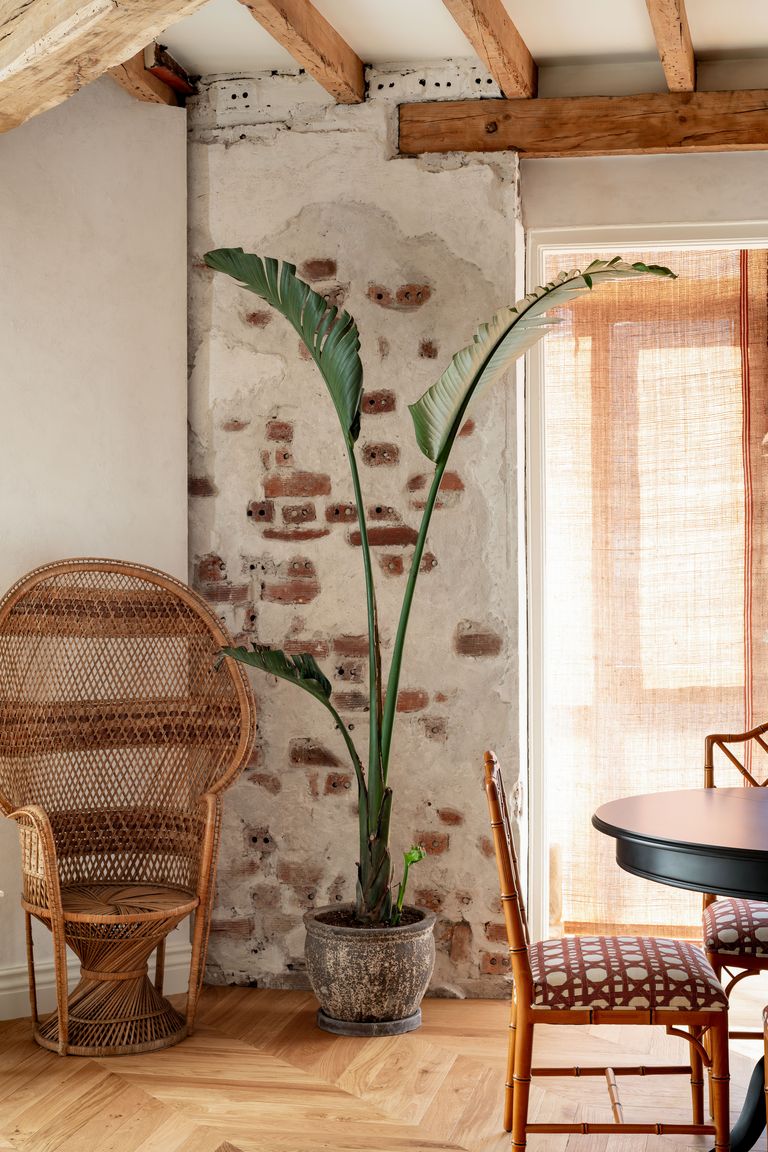 appartement avec murs en briques anciennes
