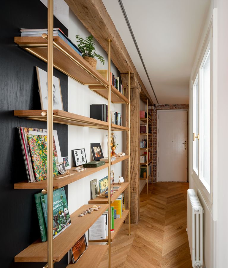 couloir avec bibliothèqe