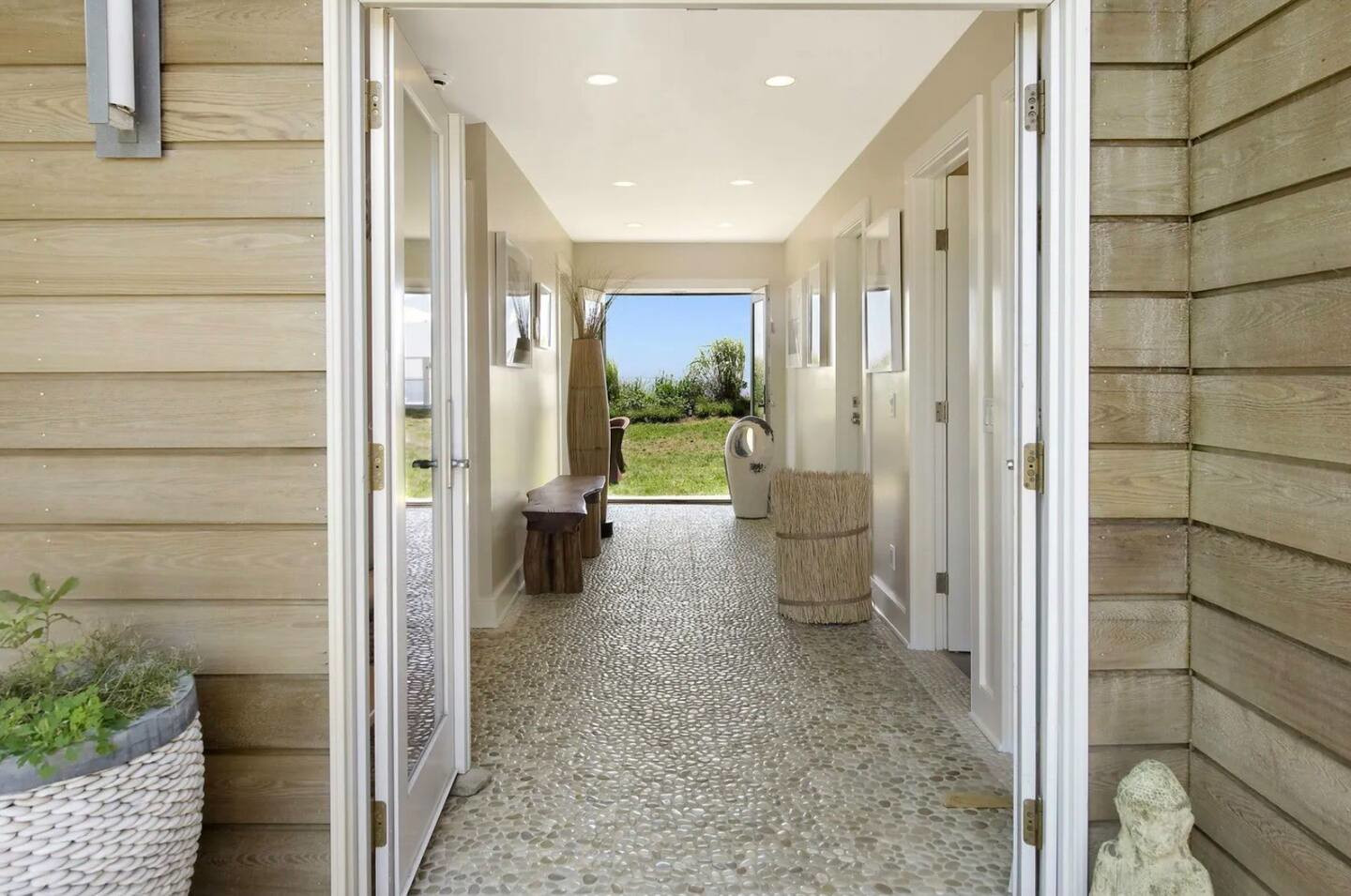 entrée sol galets maison en bois