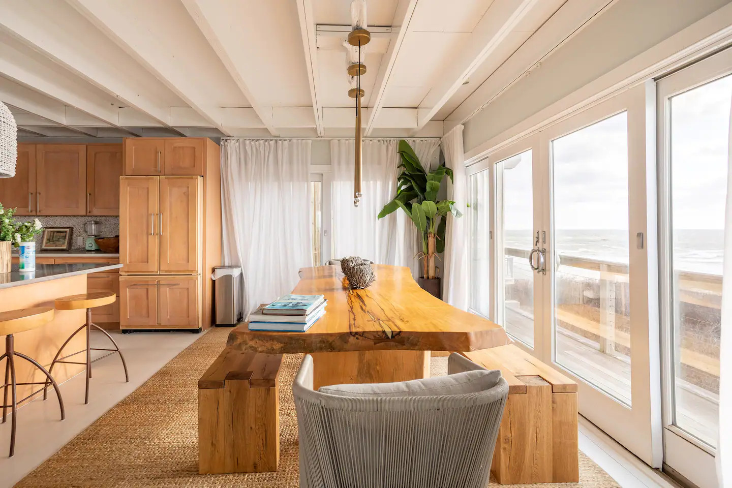 salle à manger avec baie vitrée