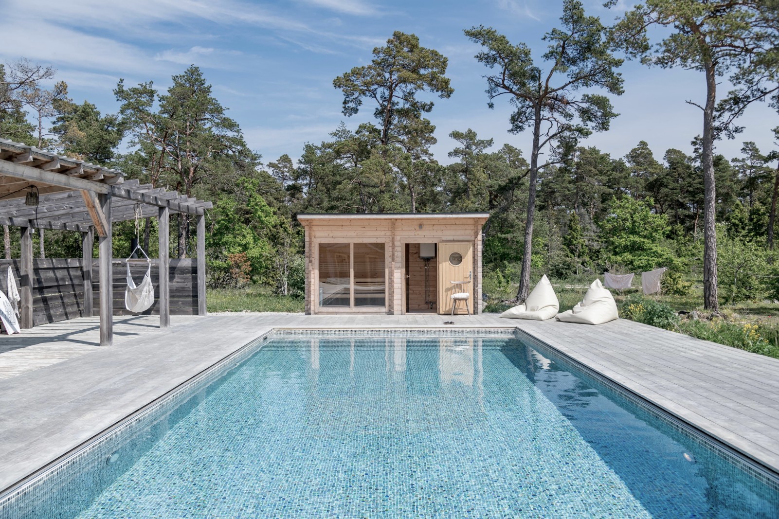 piscine avec pergola en bois et pool house piscine avec pergola en bois et pool house