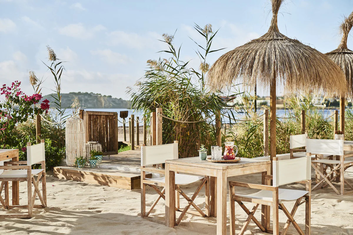 table avec parasol paillotte