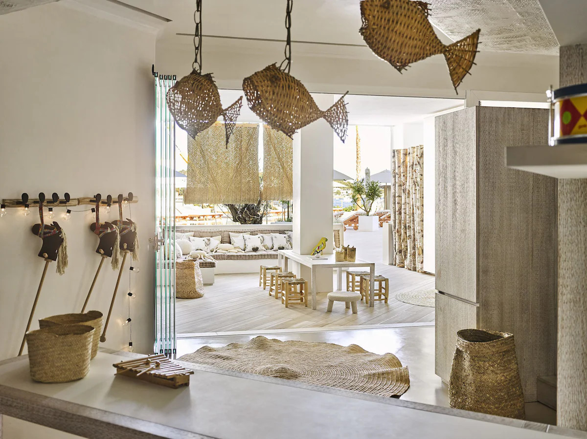 salon avec terrasse sur mer