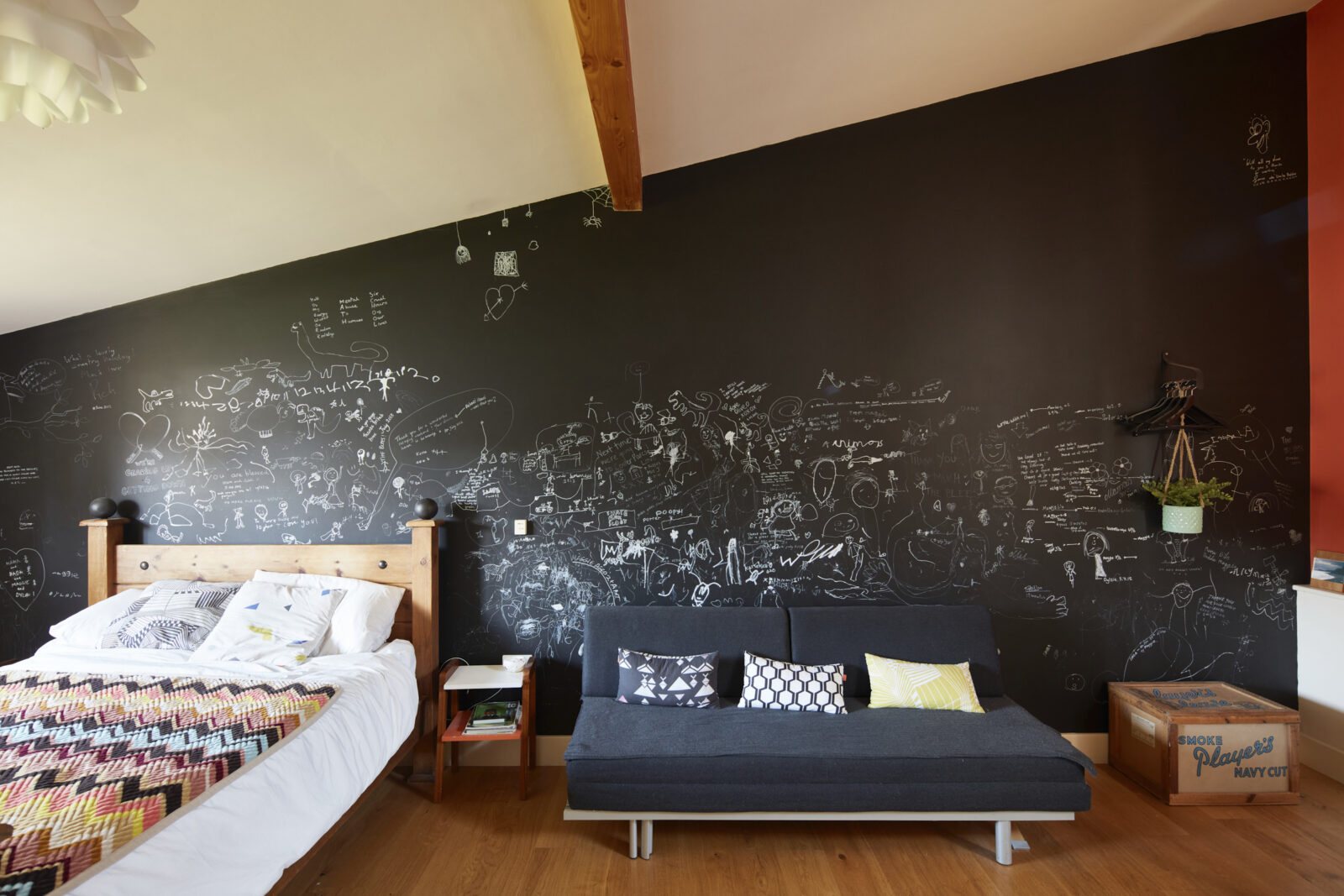 chambre avec mur ardoise