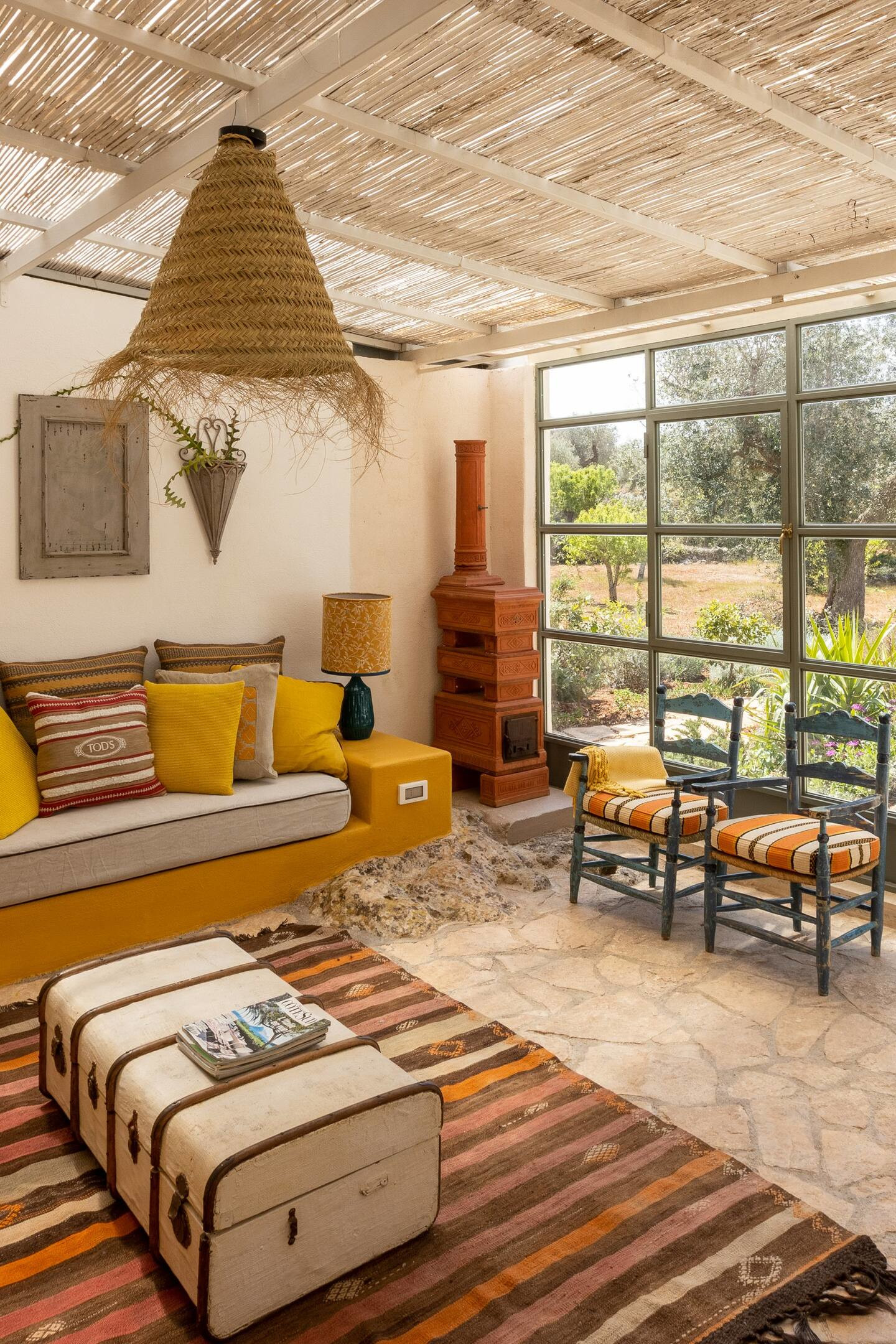 salon avec verrière maison en pierres dans les Pouilles salon avec verrière maison en pierres dans les Pouilles