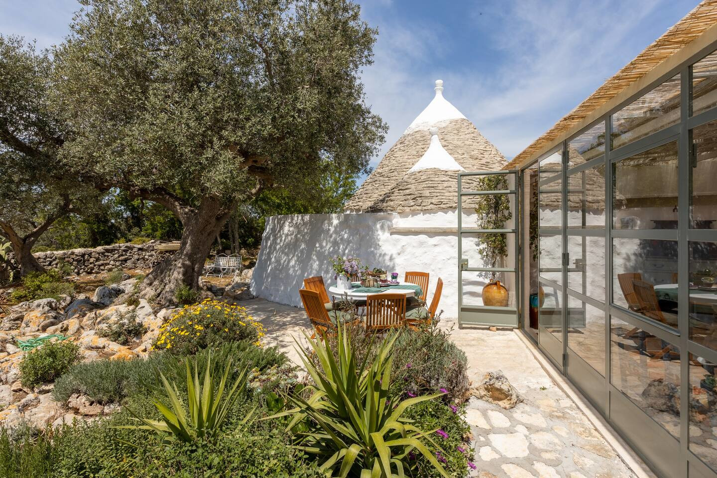 terrasse maison en pierres dans les Pouilles terrasse maison en pierres dans les Pouilles