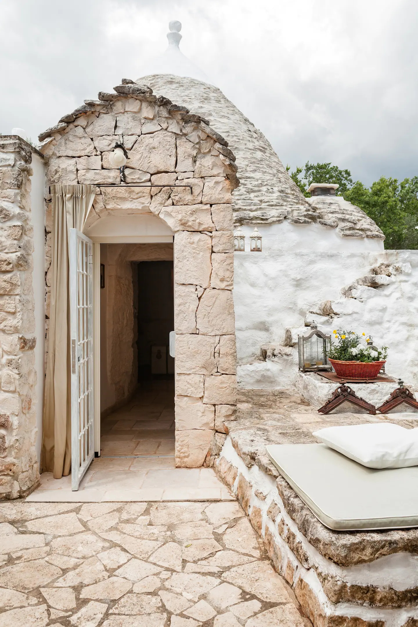 trullo et maison en pierres dans les Pouilles trullo et maison en pierres dans les Pouilles