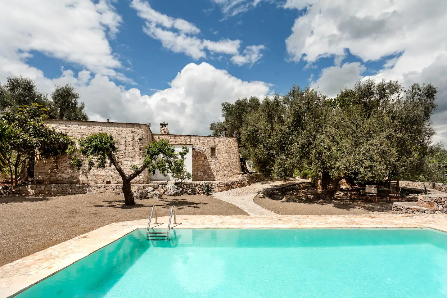 piscine maison en pierres dans les Pouilles piscine maison en pierres dans les Pouilles