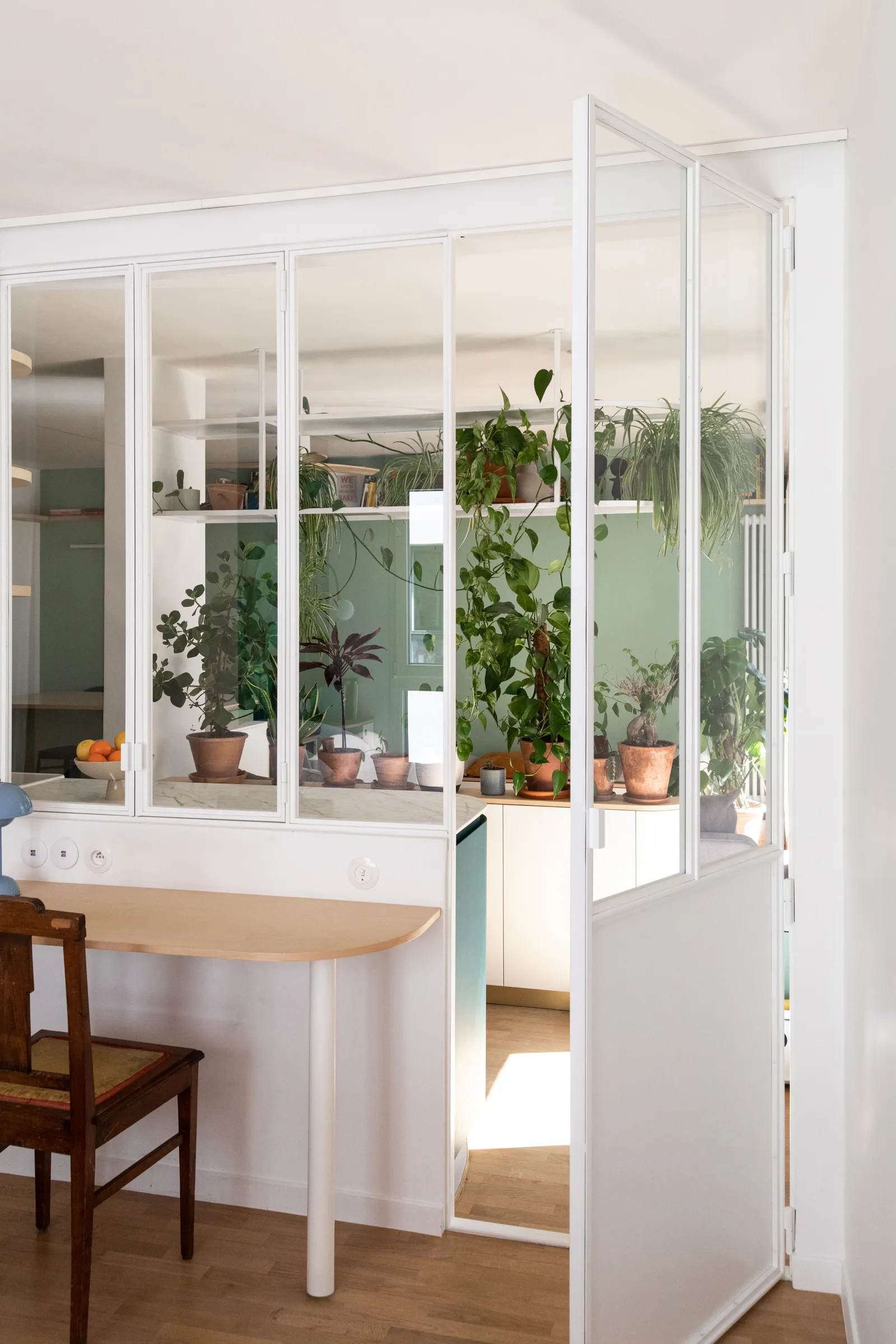 cuisine avec plantes derrière verrière blanche cuisine avec plantes derrière verrière blanche