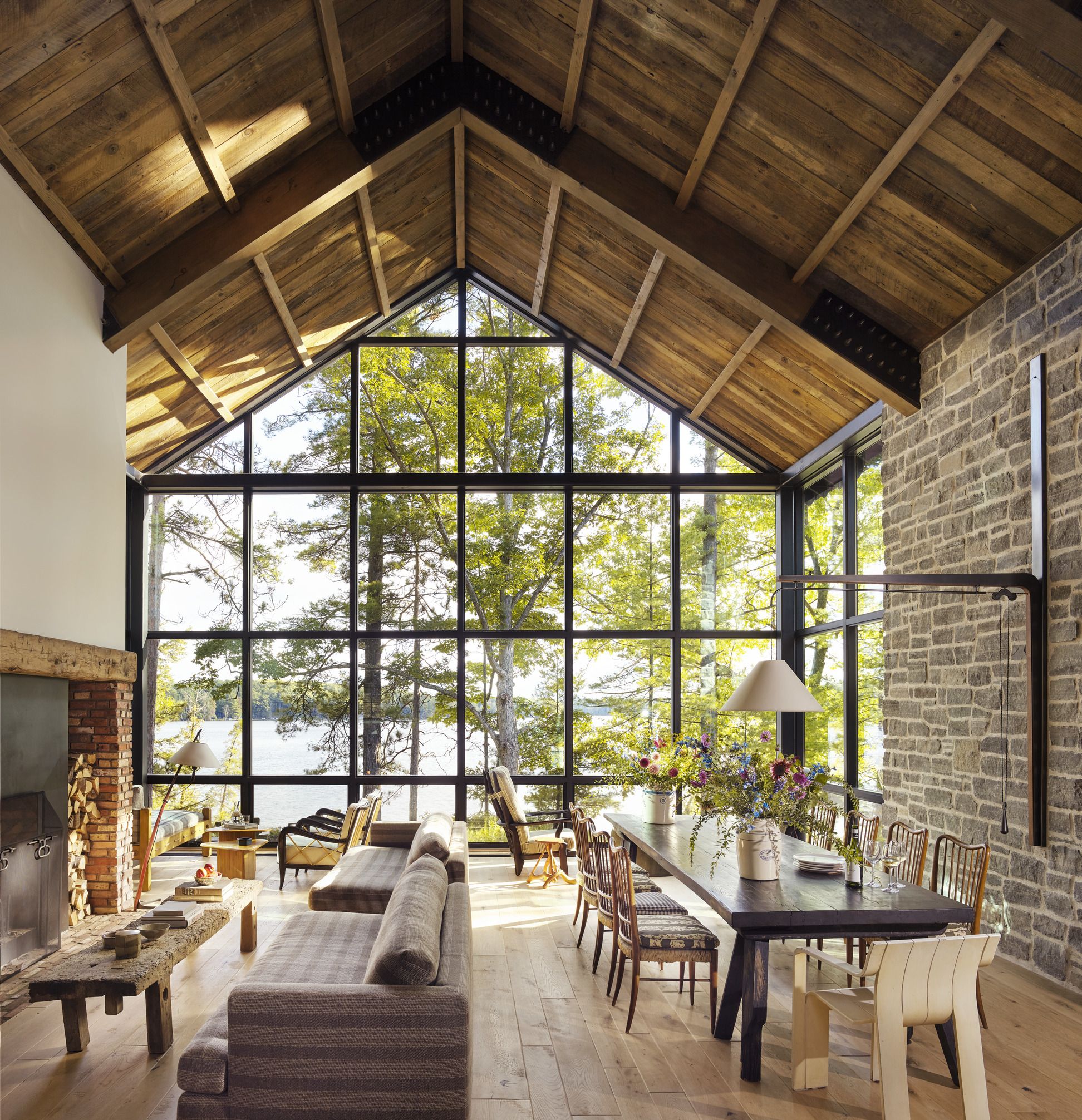 salon avec fenêtre verrière maison en bois sur un lac salon avec fenêtre verrière maison en bois sur un lac