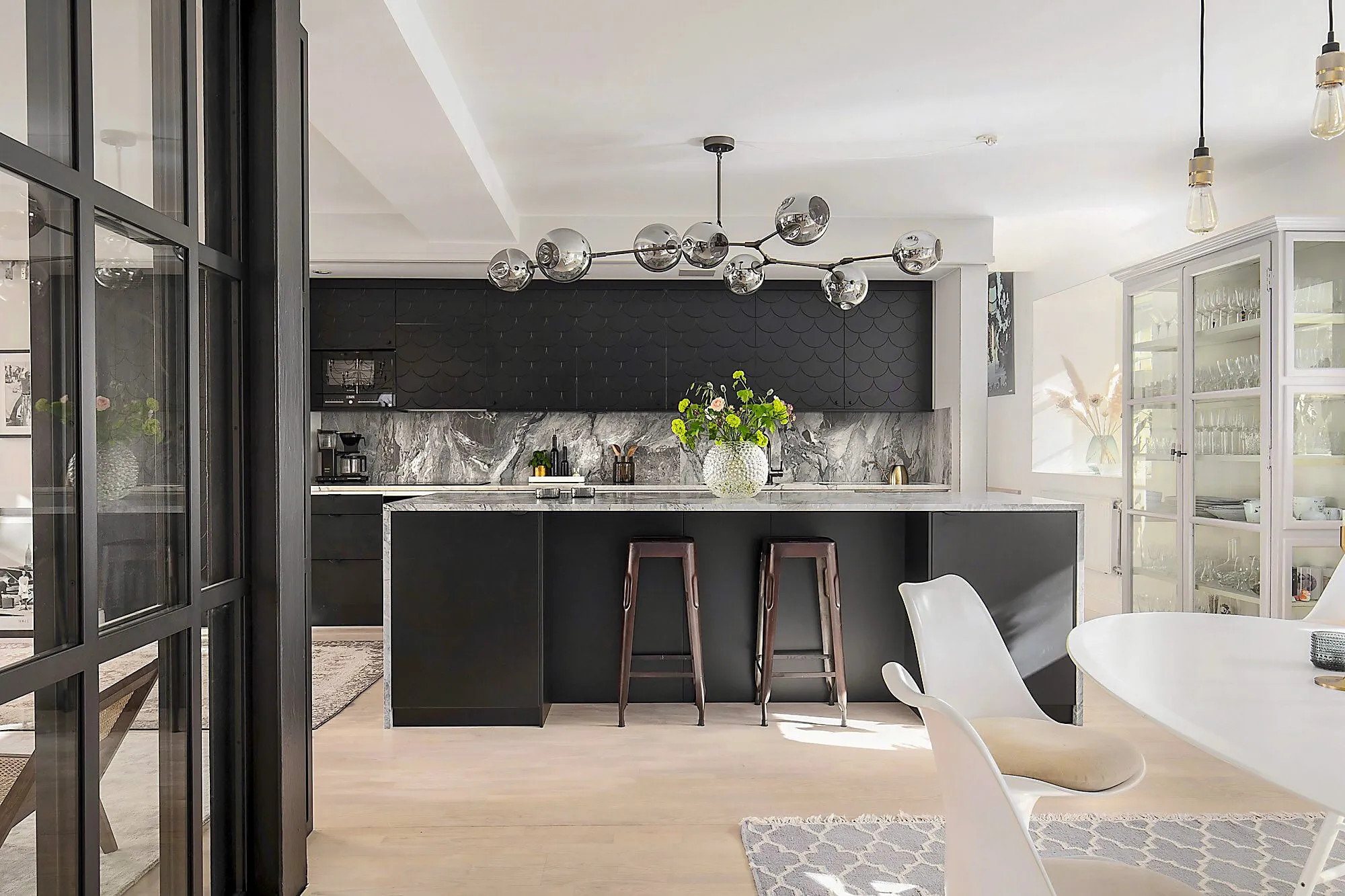 cuisine noire avec îlot décoration contemporaine cuisine noire avec îlot décoration contemporaine