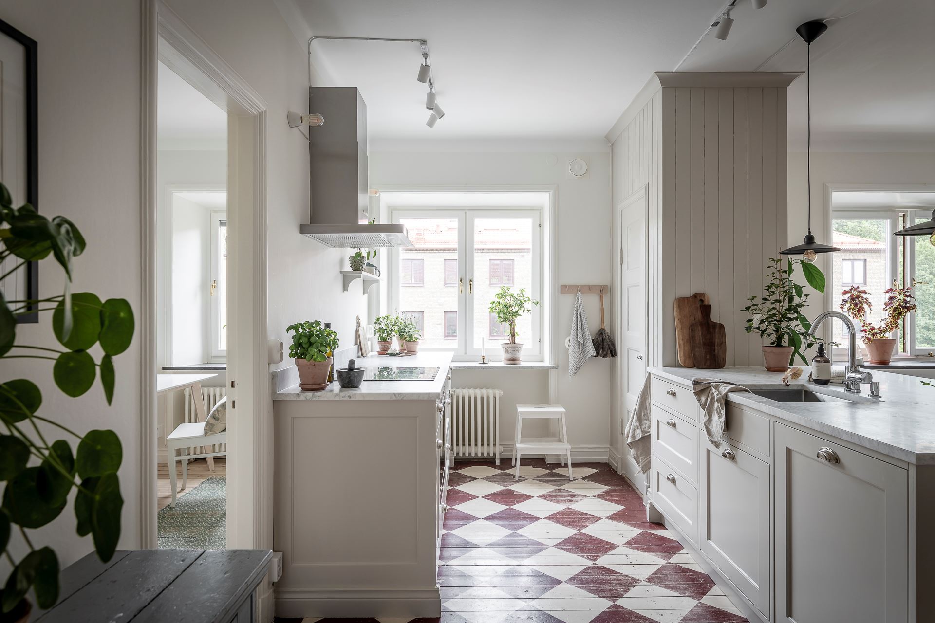 cuisine parquet peint à damier rouge et blanc