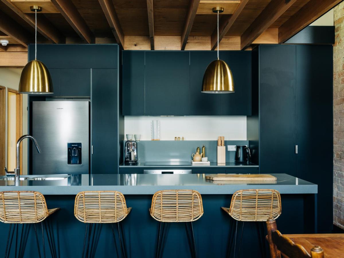 cuisine design bleue avec poutres