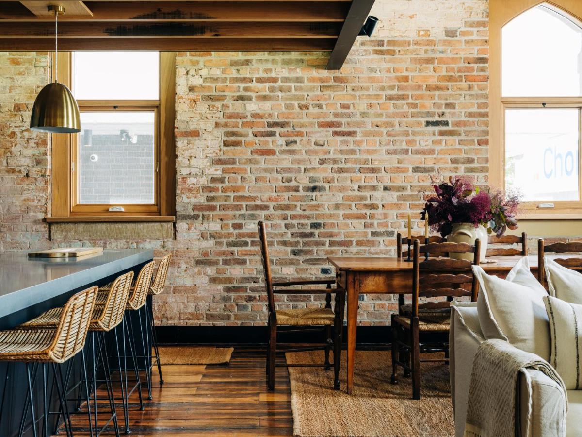 cuisine design et salle à manger avec poutres et briques appartement sous les toits