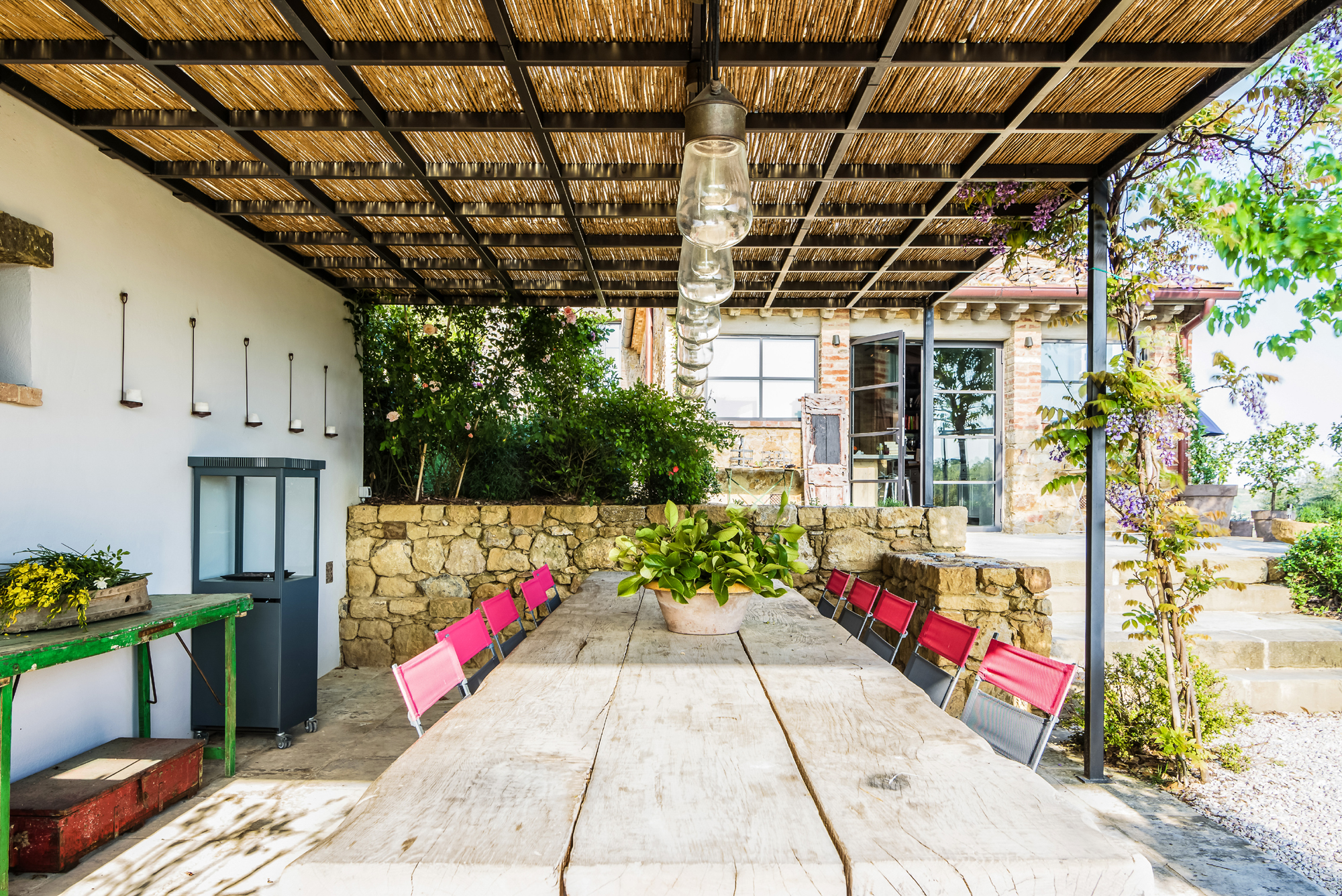 terrasse avec pergola acier maison en pierres Toscane terrasse avec pergola acier maison en pierres Toscane