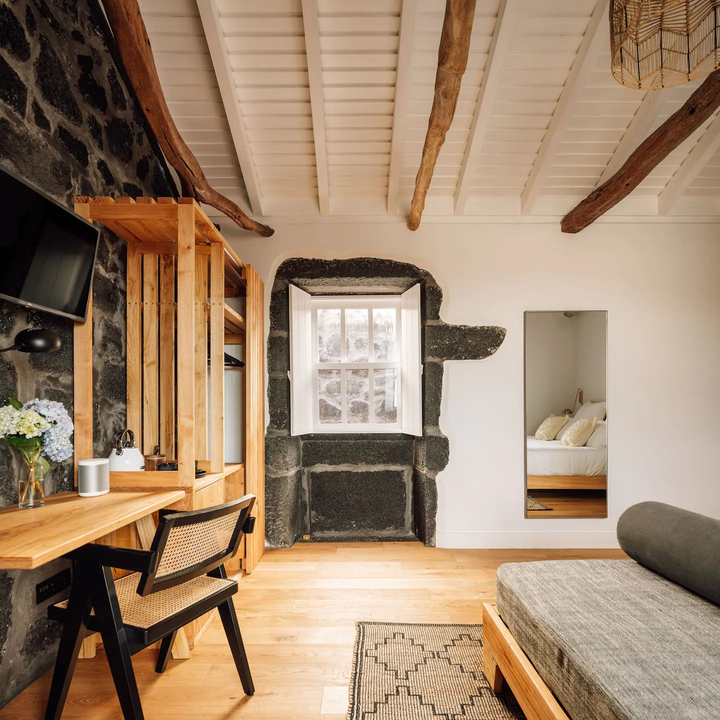chambre maison en pierre noire