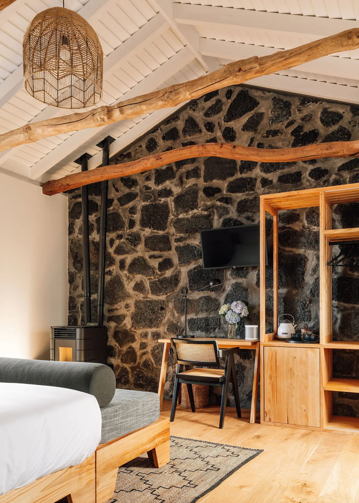 chambre maison en pierre noire