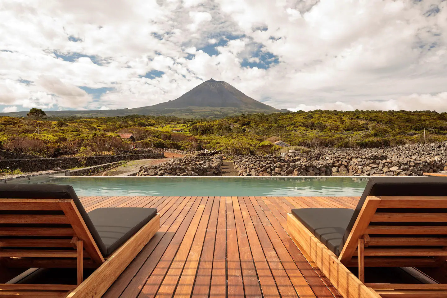 terrasse et piscine maison Açores avec vue volcan