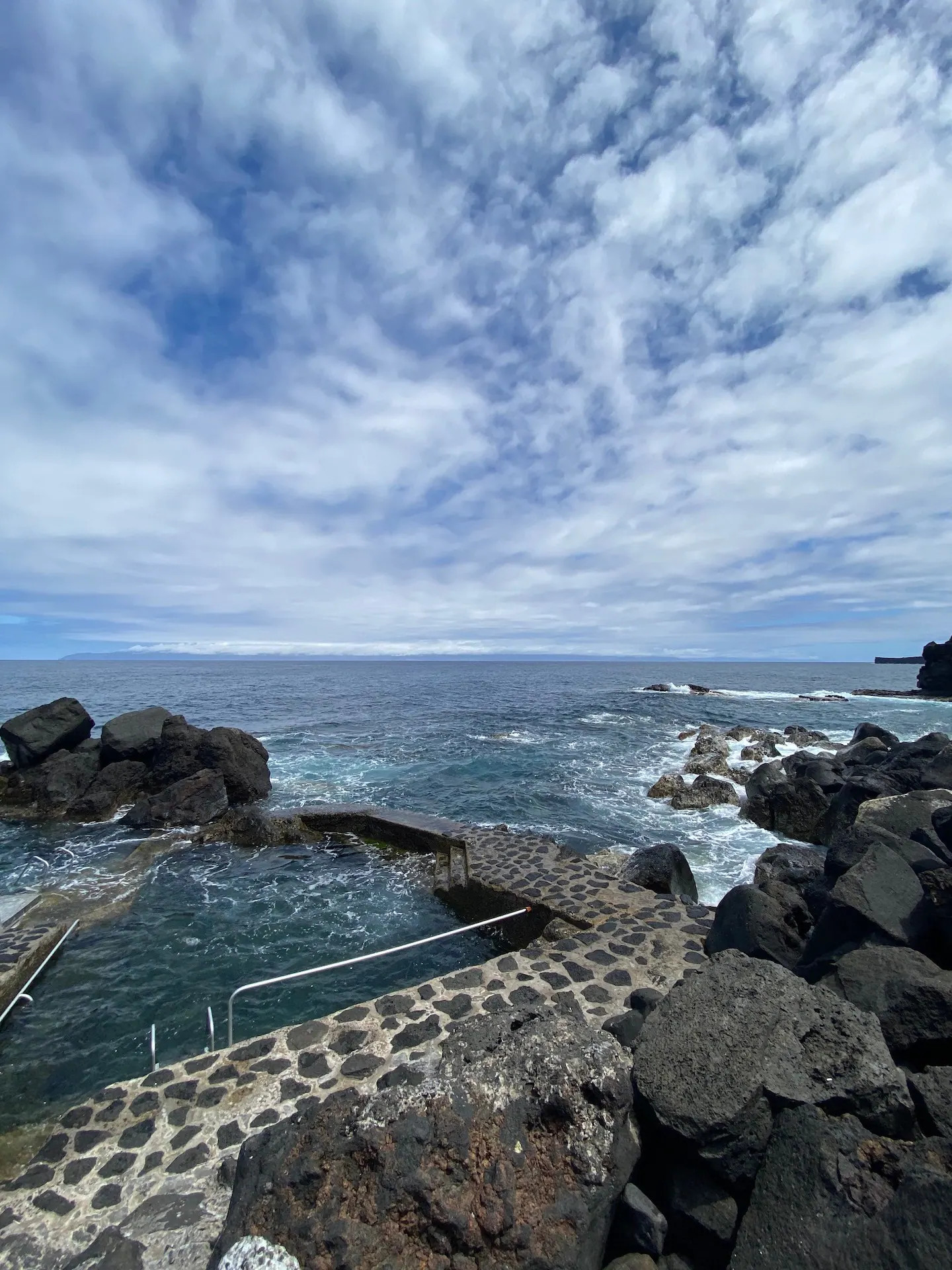 piscine naturelle dans océan