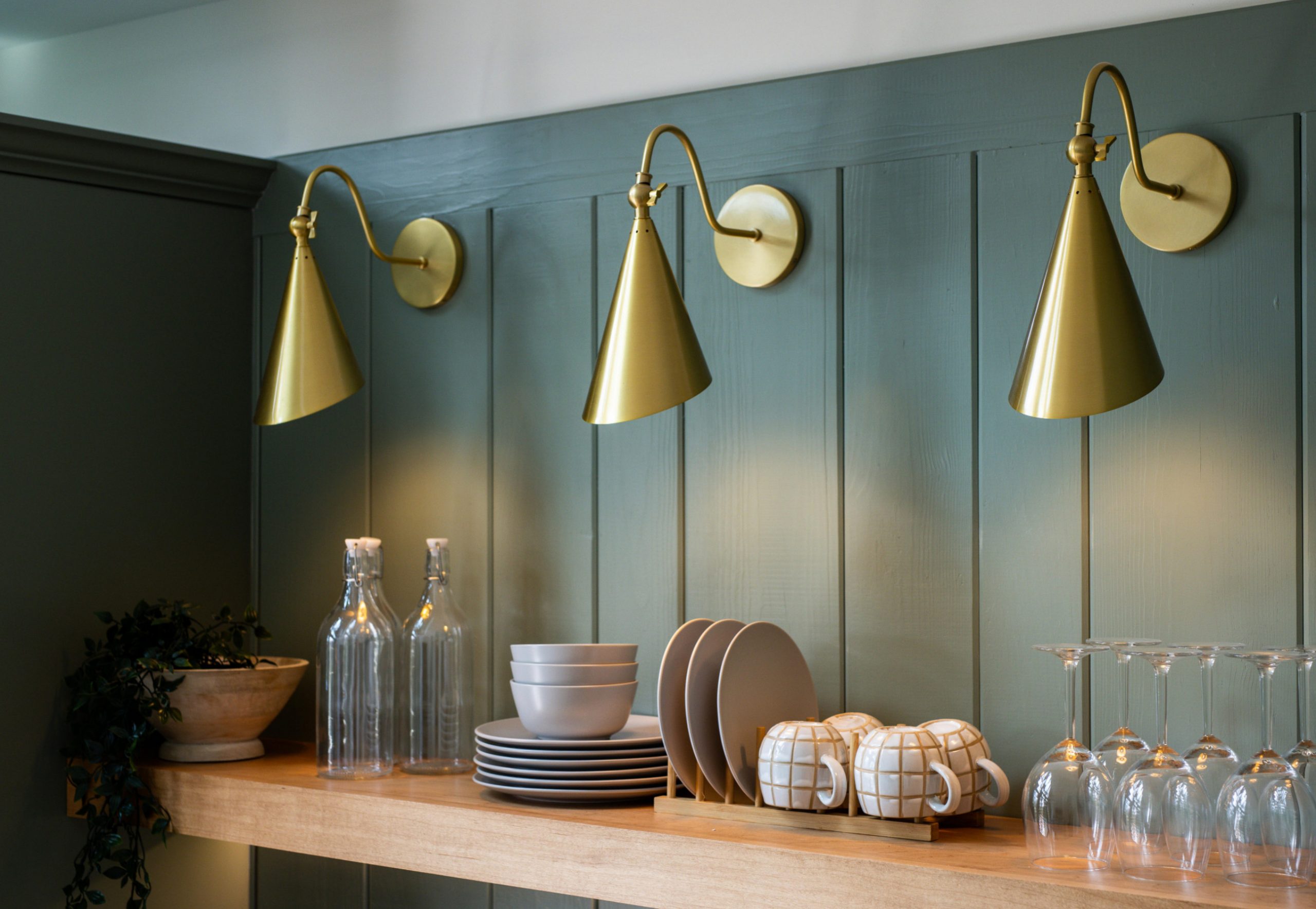 appliques laiton dans cuisine verte