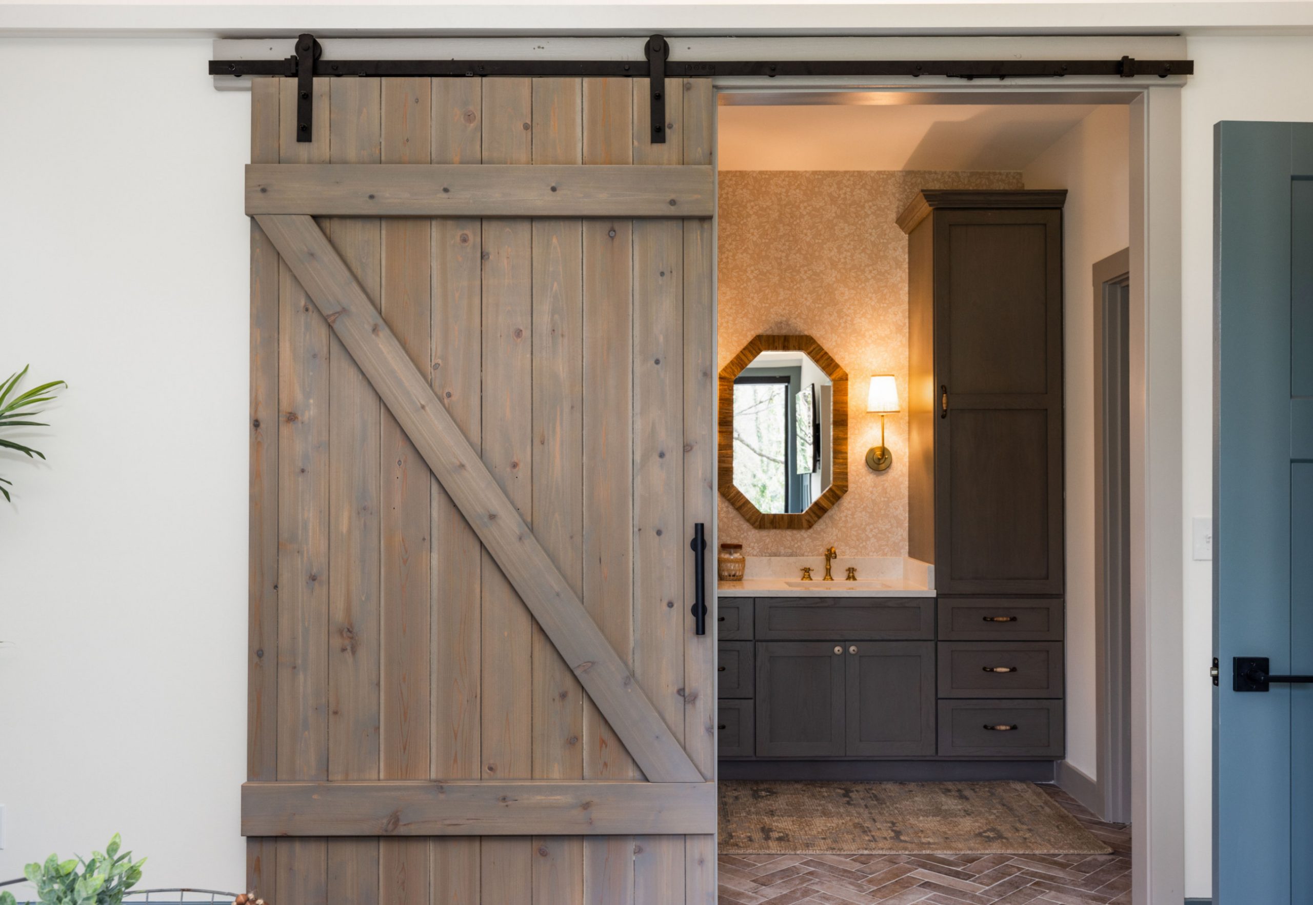 salle de bain avec porte de grange
