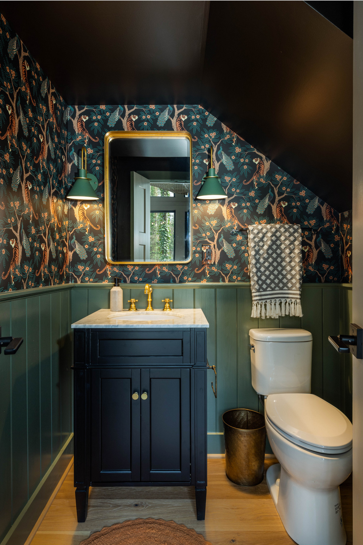 salle de bain avec papier-peint végétal