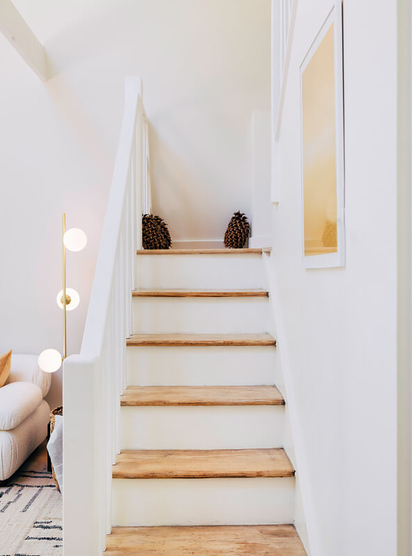 escalier bois peint en blanc