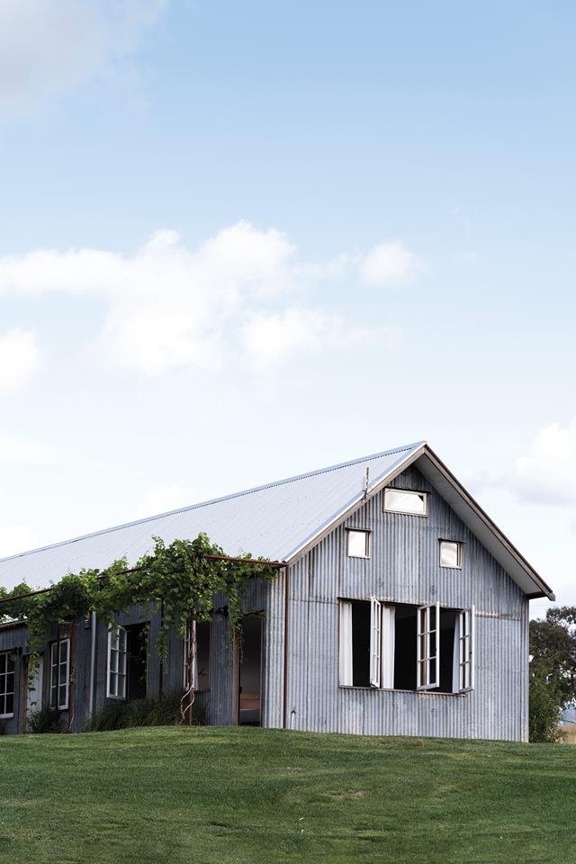 maison dans ancien hangar en tôle rénové