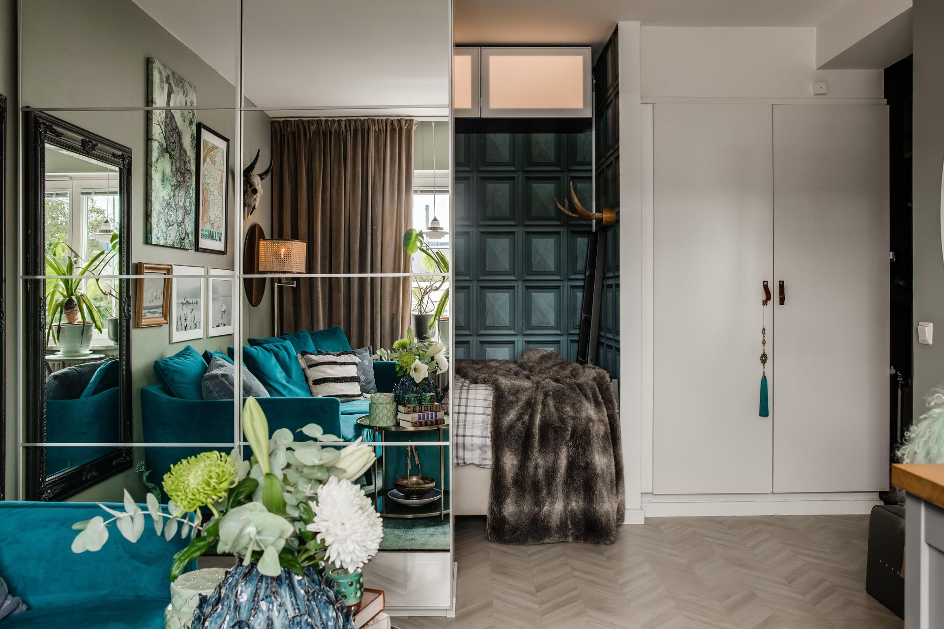 Papier-peint trompe-l'œil et miroirs dans un appartement de 27m2