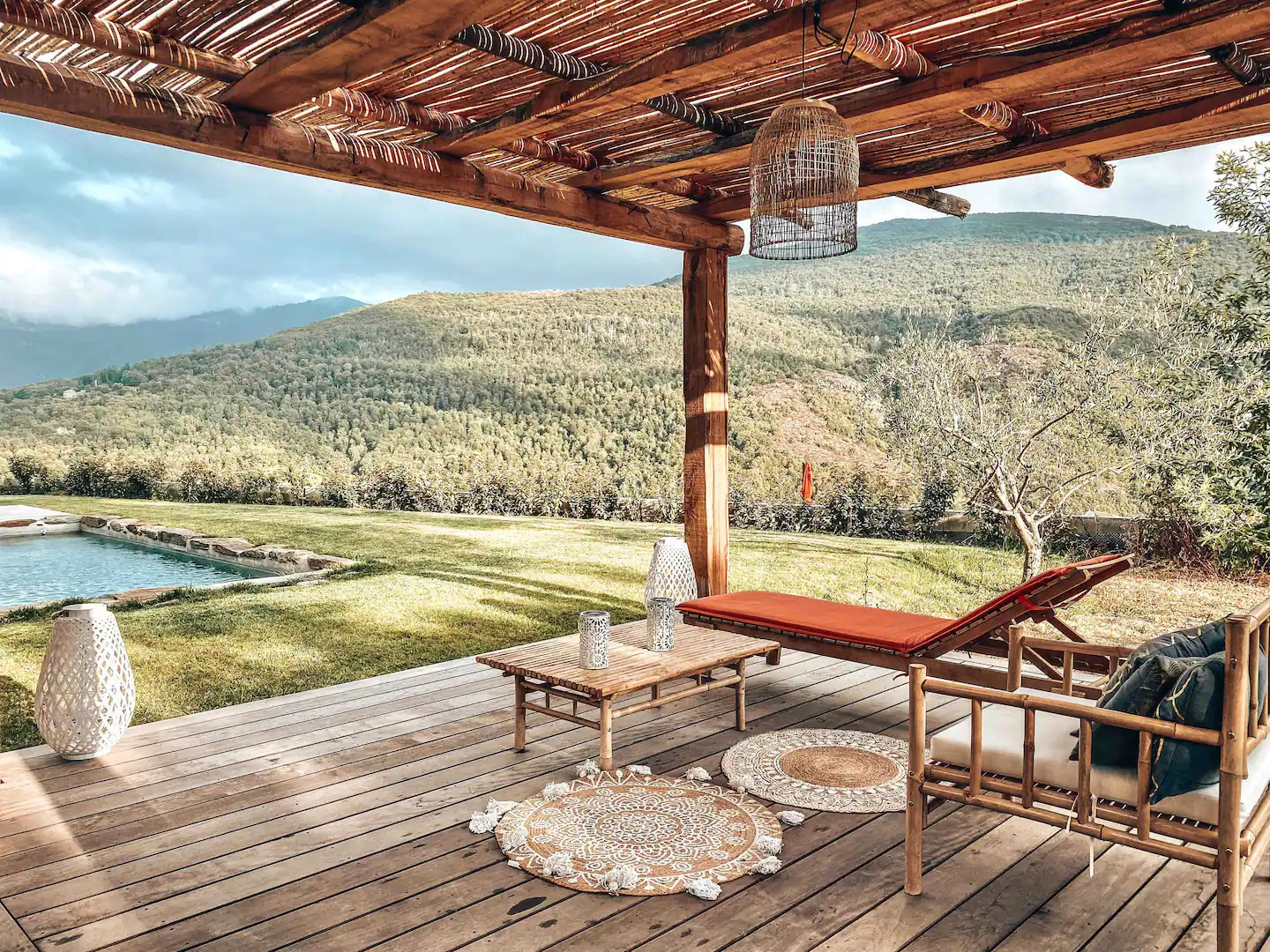 terrasse avec piscine et pergola maison en pierres A Voglia Corse terrasse avec piscine et pergola maison en pierres A Voglia Corse
