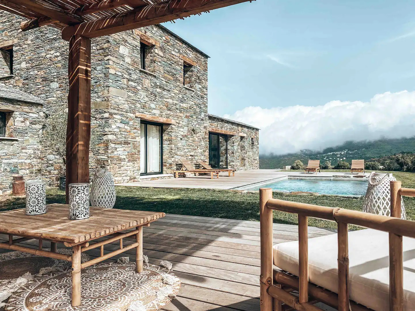 terrasse avec piscine et pergola maison en pierres A Voglia Corse terrasse avec piscine et pergola maison en pierres A Voglia Corse