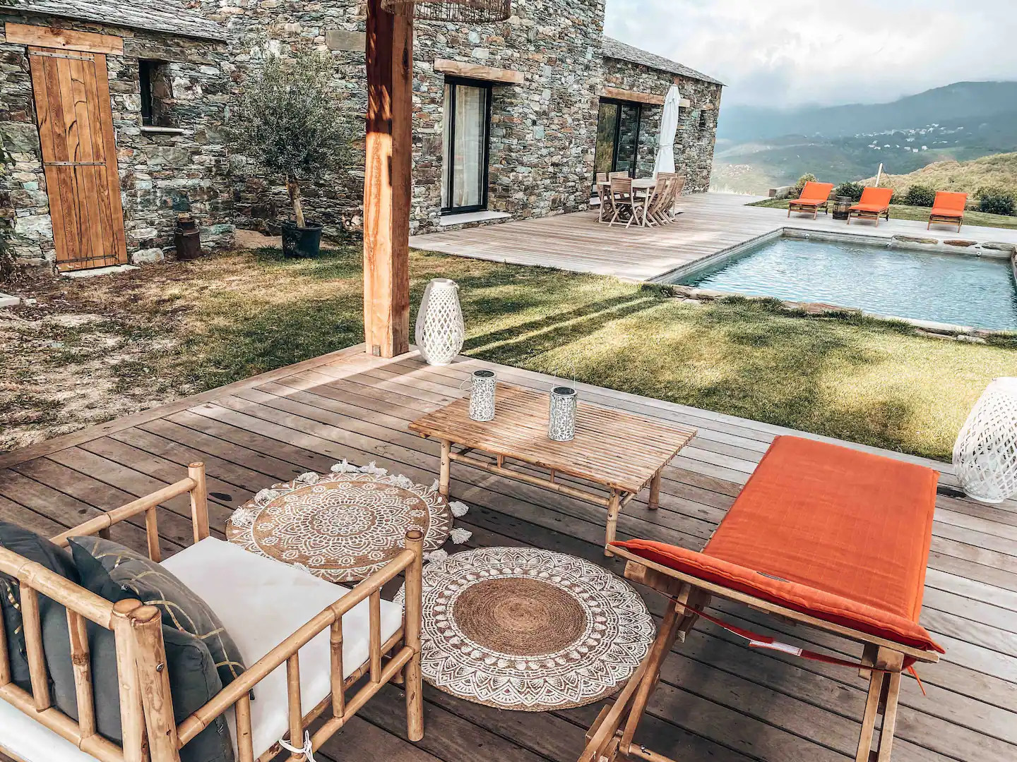 terrasse avec piscine et pergola maison en pierres A Voglia Corse terrasse avec piscine et pergola maison en pierres A Voglia Corse