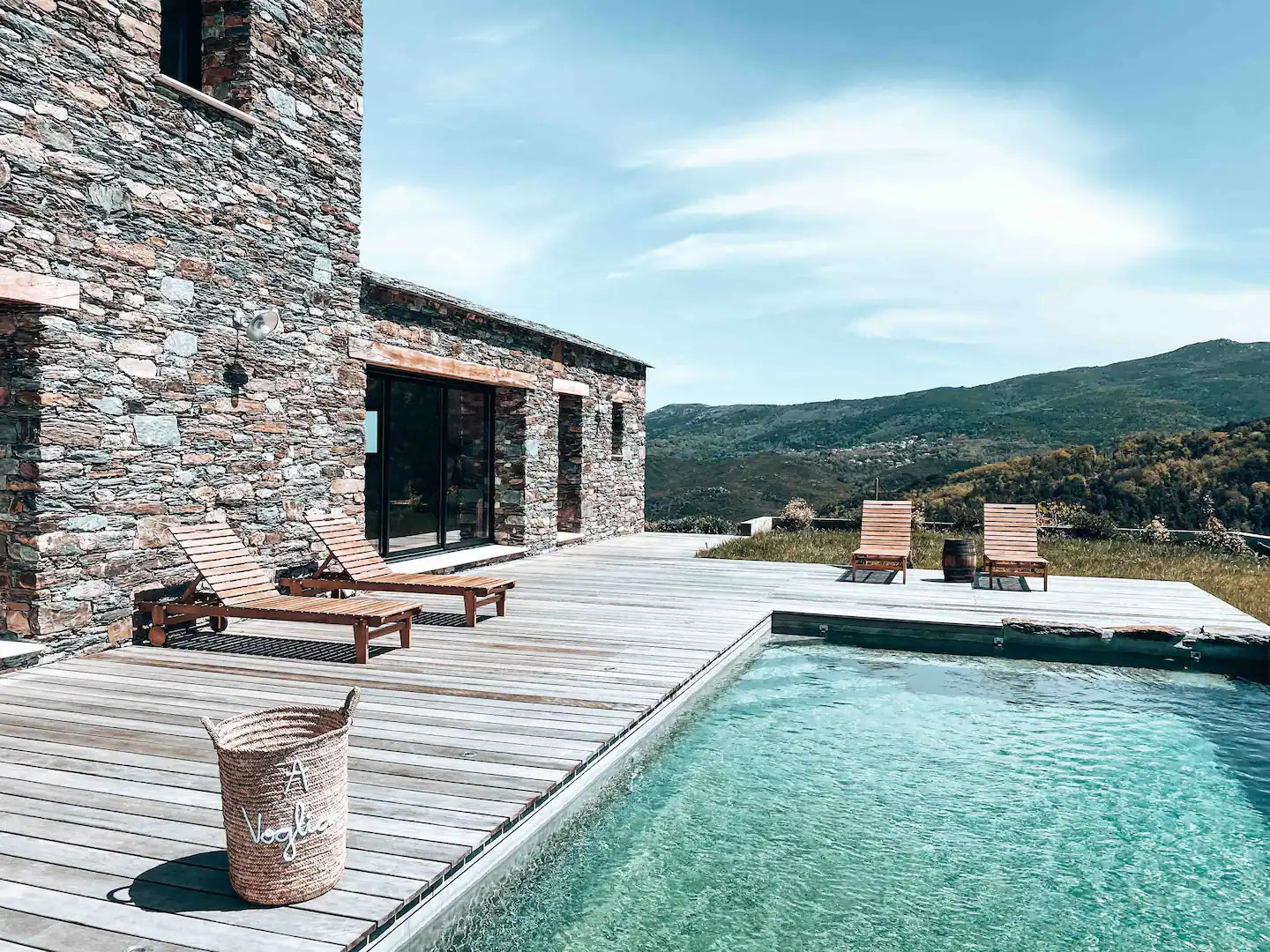 terrasse avec piscine maison en pierres A Voglia Corse terrasse avec piscine maison en pierres A Voglia Corse