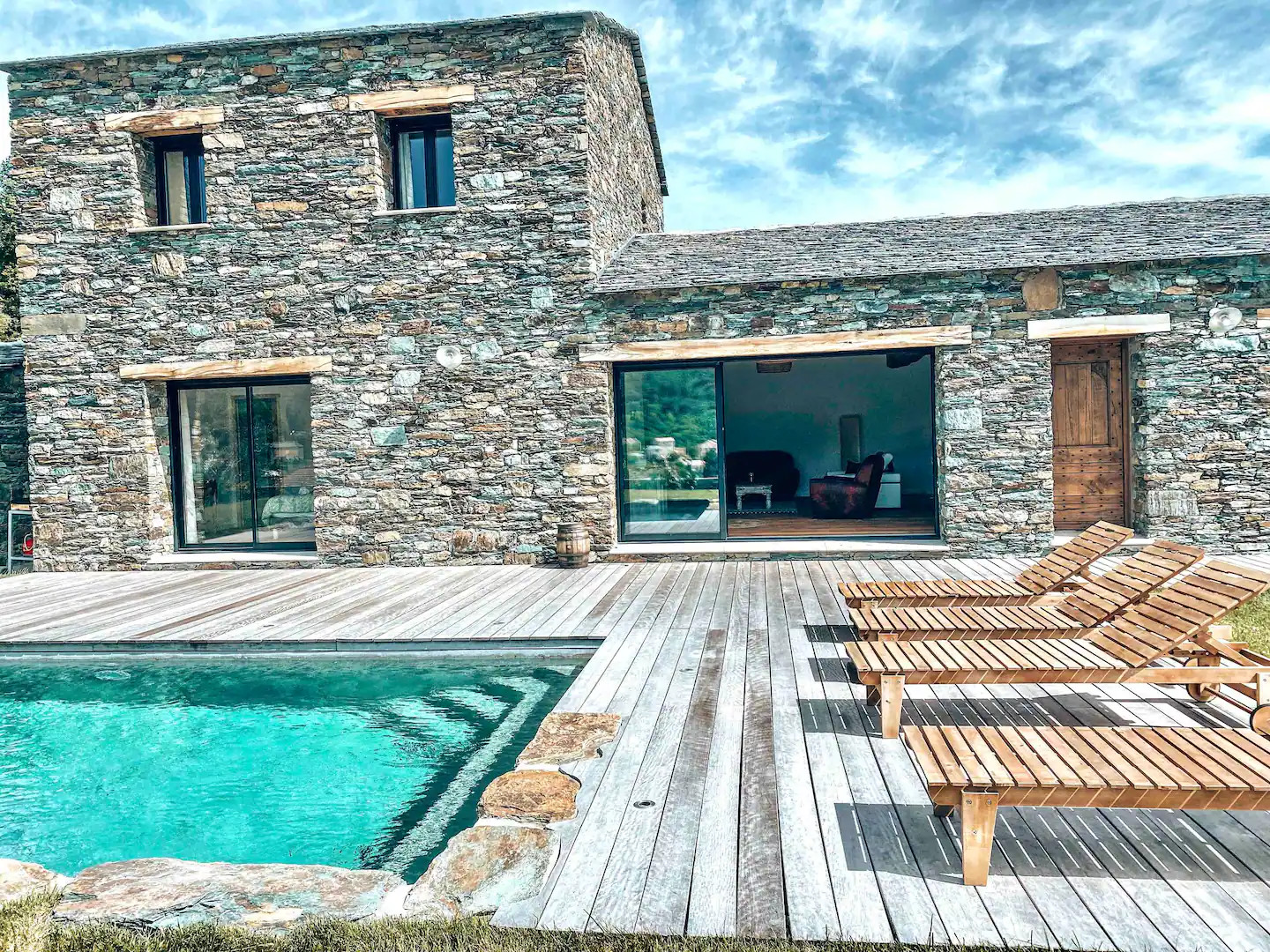terrasse avec piscine maison en pierres A Voglia Corse terrasse avec piscine maison en pierres A Voglia Corse