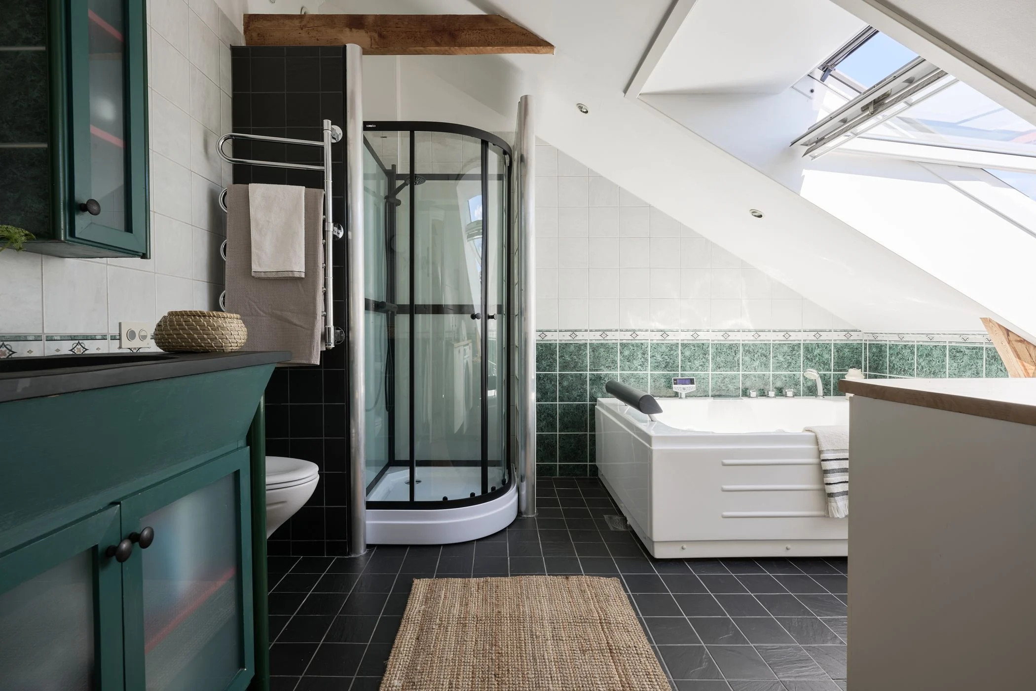 salle de bain verte avec fenêtre de toit salle de bain verte avec fenêtre de toit